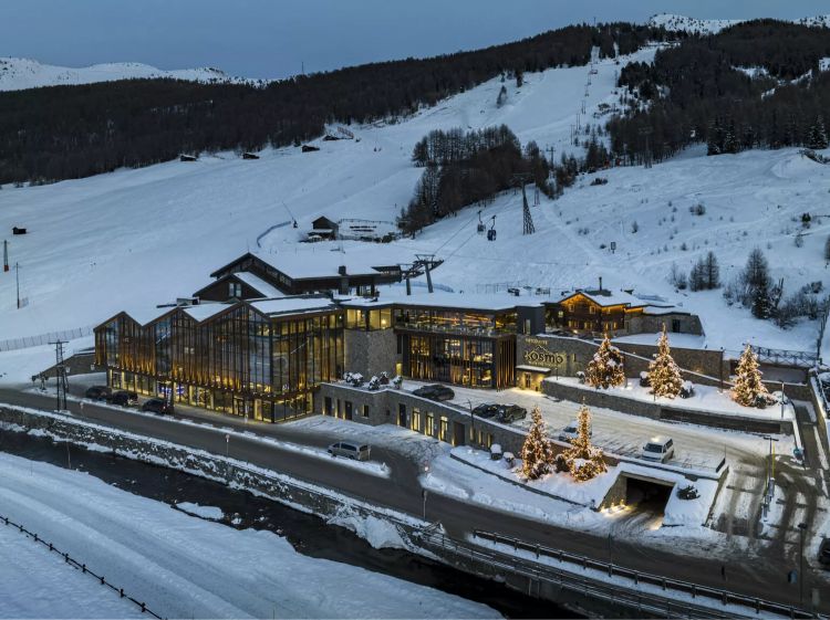 Si sviluppa ulteriormente il Mottolino Fun Mountain di Livigno, ora che le Olimpiadi s'avvicinano. L'investimento della famiglia Rocca è stato importante: tra le novità più rilevanti c’è la nuova sede, che include un ampio spazio phygital, con servizi innovativi come biglietterie digitali, noleggio attrezzature, scuole di sci, deposito, e un’area coworking. Inoltre, il nuovo outlet di ristorazione d’eccellenza offre una selezione gastronomica di alta qualità, arricchendo l’esperienza turistica, il Kosmo. Per la stagione sciistica 2024/25, Livigno potrà contare anche su due nuovi impianti di risalita, progettati con le tecnologie più moderne per offrire un’esperienza ancora più veloce e sicura agli appassionati di sci e snowboard
