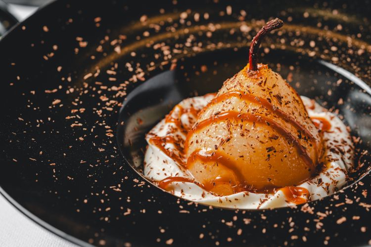 Mousse di ricotta mista, pere, caramello salato e una grattugiata di cioccolato fondente
