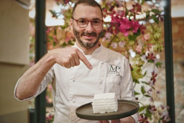 Prete alle prese con la ricotta del suo amico Martino Patti
