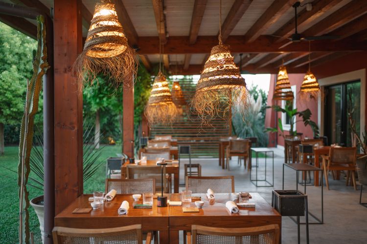 I tavoli esterni del ristorante alla residenza agr