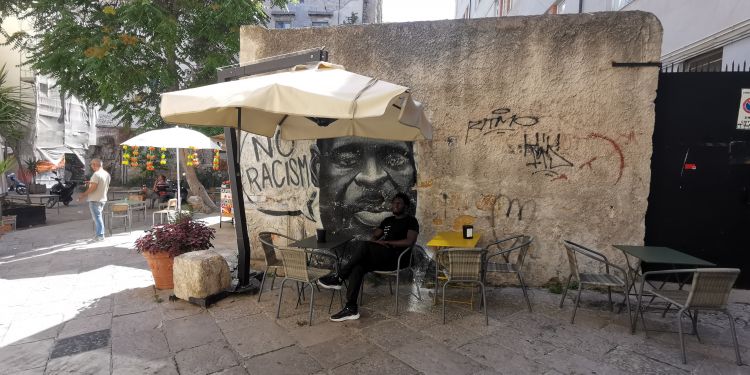 L'esterno della gelateria BarConi con i tavolini e il murales