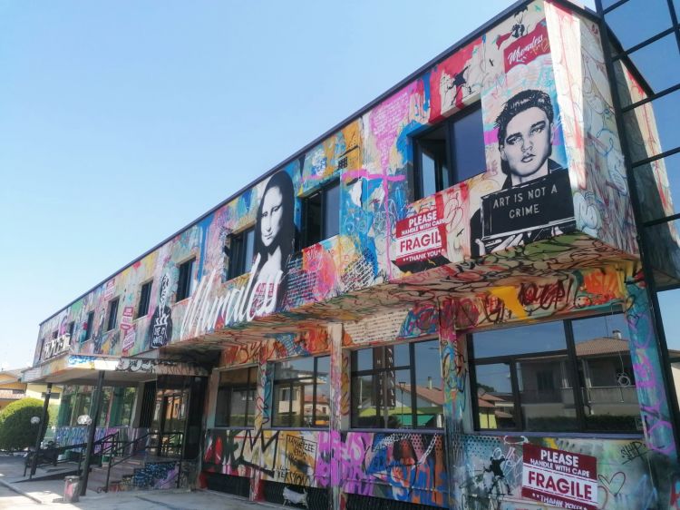 La spettacolare facciata del Muraless Art Hotel re