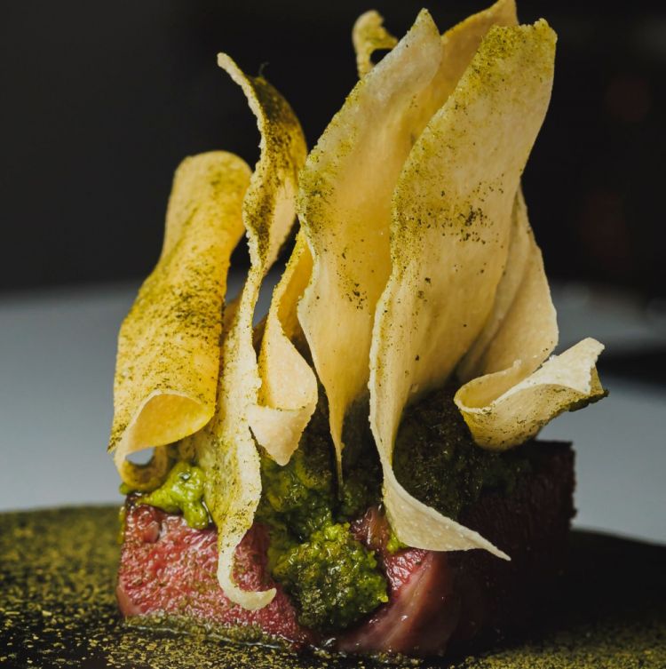 Muscolo salmistrato
Con pesto di prezzemolo e chips di riso
