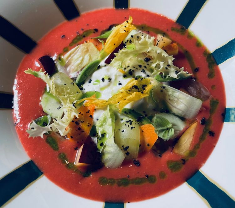 Zuppetta di pomodoro, stracciatella di bufala, ortaggi e frutta
