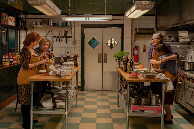 Una scena di Nonnas, la commedia di Netflix che ra