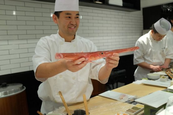 L'aiutante di Nakazawa Dan, sushi master di Su