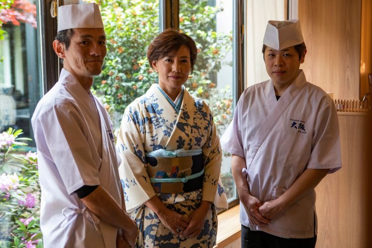 Naoko Aoki in un kimono originale giapponese, tito