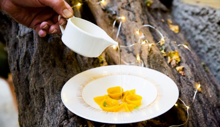 Cappellacci in brodo ripieni alla Monferrina (manzo, maiale e pollo)
