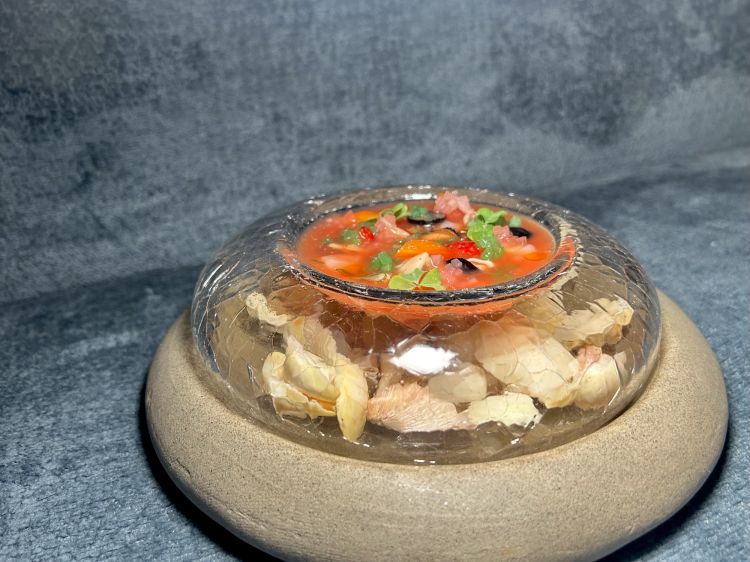 Negroni al mare: cocktail Negroni (vermuth rosso, Campari e gin) deacolizzato con succo di arancia, con ostriche, cozze, vongole, capesante, fragoline di bosco, mirtilli, brunoise di ravanelli e cetriolini. È un assaggio di bella personalità, a suo modo rigoroso: De Agostinis accetta di rischiare tra freddo, amaro, alcolico smussato dal dolce
