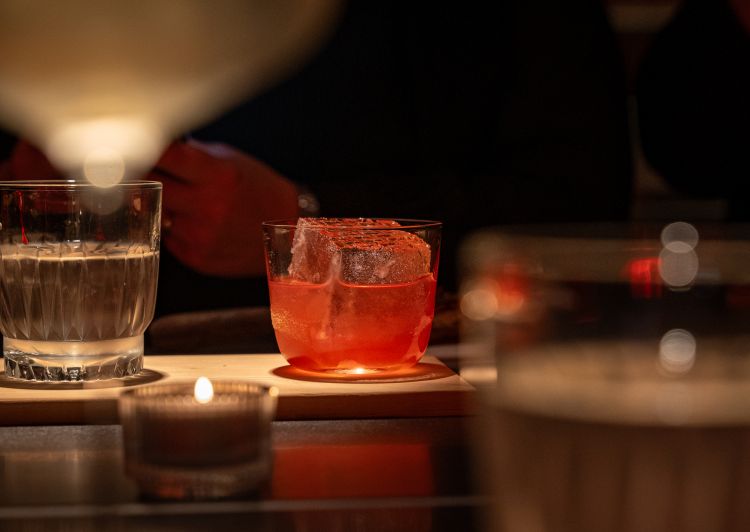 Negroni al tartufo con barbabietola gialla – tipicamente maiorchina– a cui viene abbinata un insaccato di maiale, la sobrassada, e il formaggio di Mahon. È l'entrèe con cui Matias Iriarte e Borja Triñanes danno inizio al menu degustazione di 6 portate e 6 drink in abbinamento di Sala de Personal