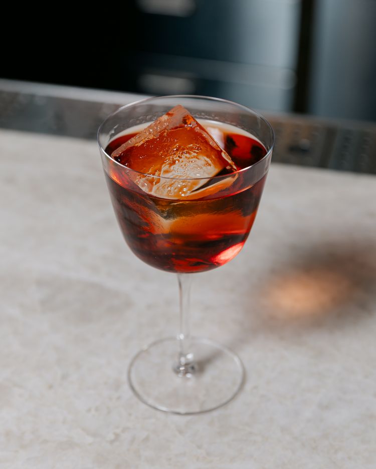 Negroni & Famous è uno dei drink della serata, firmato da Bargiani: Campari, Bottega Cinzano 1757 Rosso, gin, Montelobos Mezcal, Aperol, lime, Yellow Chartreuse