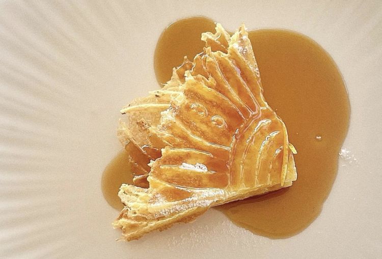 La Neola alla suzette è un testa-coda Montecarlo-Abruzzo: è una suzette, solo più croccante ed eterea, cotta nelle macchine delle ferratelle. È farcita con crema pasticcera alla vaniglia, pasta d’arancia amara, fondo di Grand Marnier e anatra all’arancia. Un dessert con la testa di un cuoco (come la piccola pasticceria che segue)