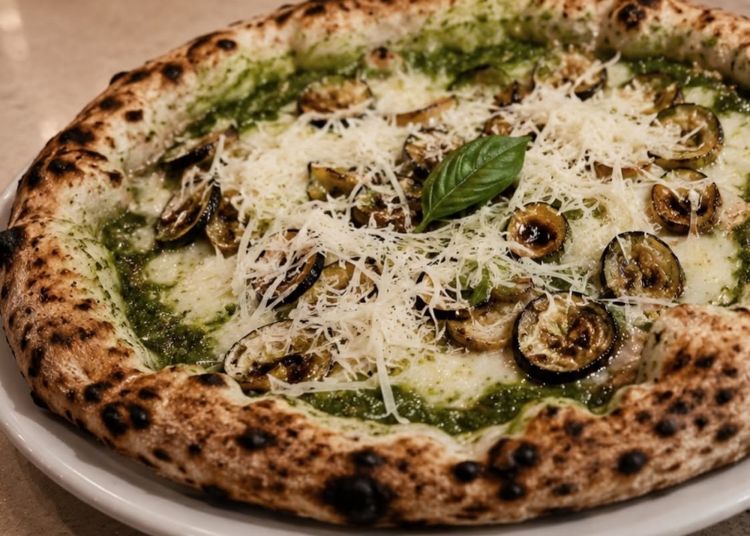 Nerano, con crema di zucchine, provola affumicata, provolone del monaco Dop, parmigiano reggiano 24 mesi, chips di zucchine fritte, olio evo, basilico