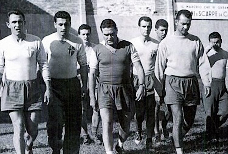 Nereo Rocco, leggendario allenatore triestino, qui unico in maglia scura, che nel campionato di calcio di serie A 1957/58 portò il Padova al terzo posto, suo miglior risultato di sempre. Fino al 1994 il Padova giocò allo stadio Appiani, soprannominato La fossa dei leoni tanto vicini erano i tifosi al terreno di gioco
