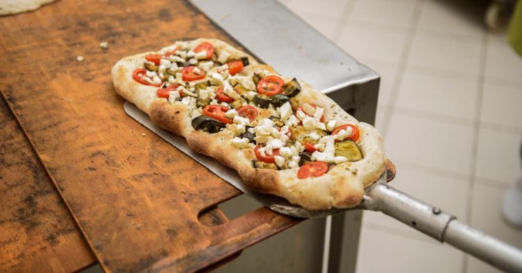 Una pizza al Nero Caffè, pizza al taglio a Senig