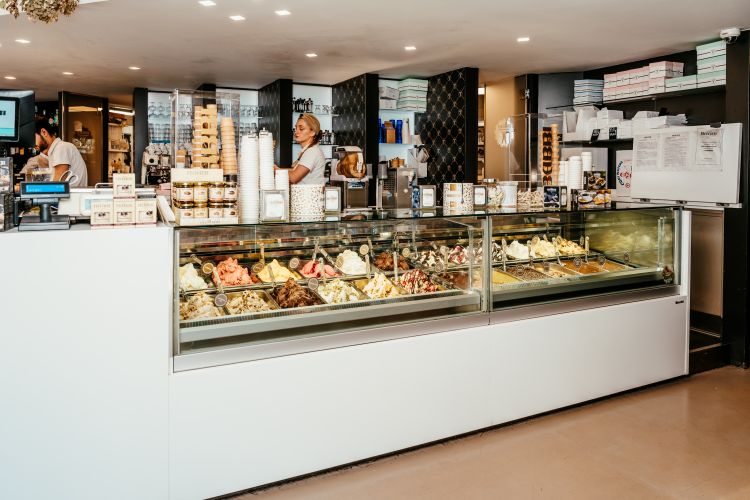 L'interno del Babbi Caffè che è diventato un frequentato punto d'incontro di Cesena: vetrina d'eccellenza per i gelati, poi dolci e stuzzichini salati
