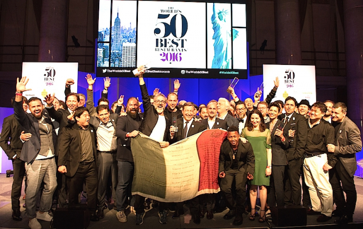 Festa grande sul palco dell'edizione 2016 dei 50 Best, tutti attorno a Massimo Bottura e al tricolore
