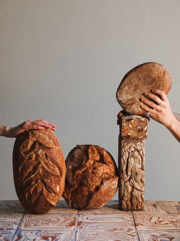 Forme sempre diverse, il gusto dei grani antichi, il valore dell'artigianato buono: il pane di Davide Longoni