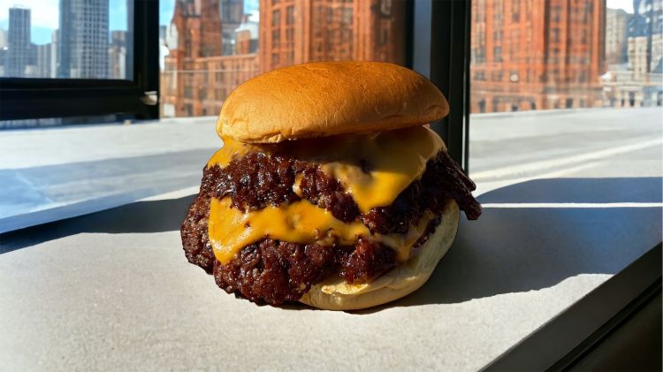 Il classic burger di Chuck's, un'icona a Milano