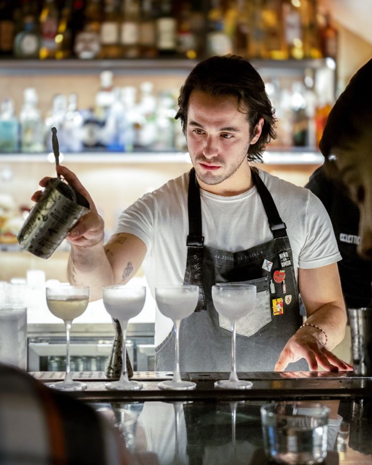 Niccolò Amadori è cresciuto professionalmente prima da Ceresio 7 a Milano poi in Australia e infine a New York da Mace con Nico de Soto e Martiny's con Tajuma Watanabe. Oggi guida ALTO Rooftop entrato nei Top 500 Bars.
