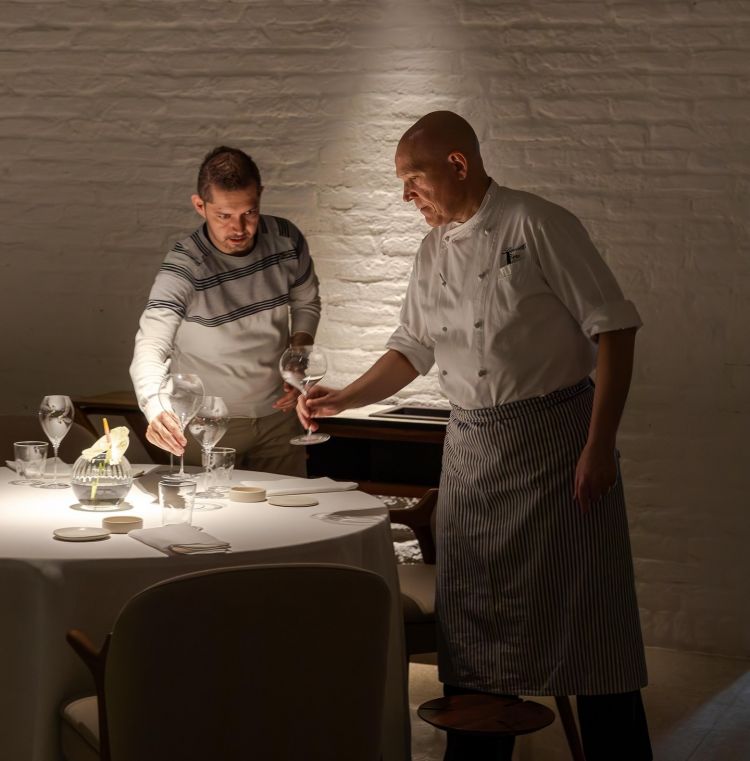 Lionello Cera, sulla destra, con l'head sommelier Niccolò Baù