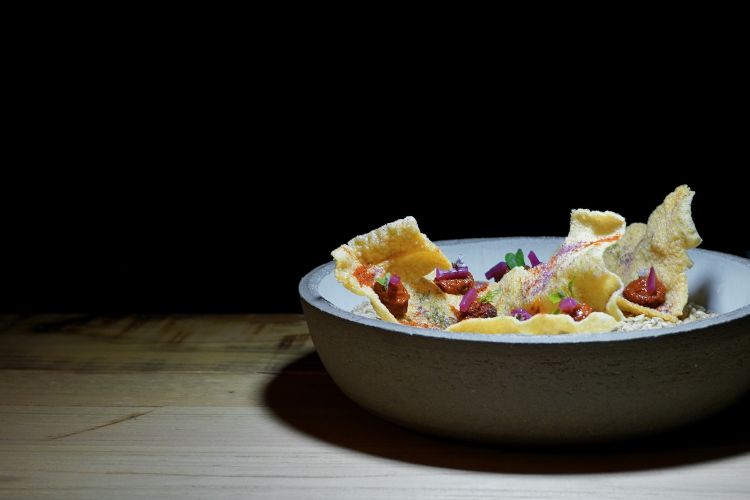 Aperitivo calabrese: Chips di riso di Sibari, sardella, cipolla rossa di Tropea marinata
