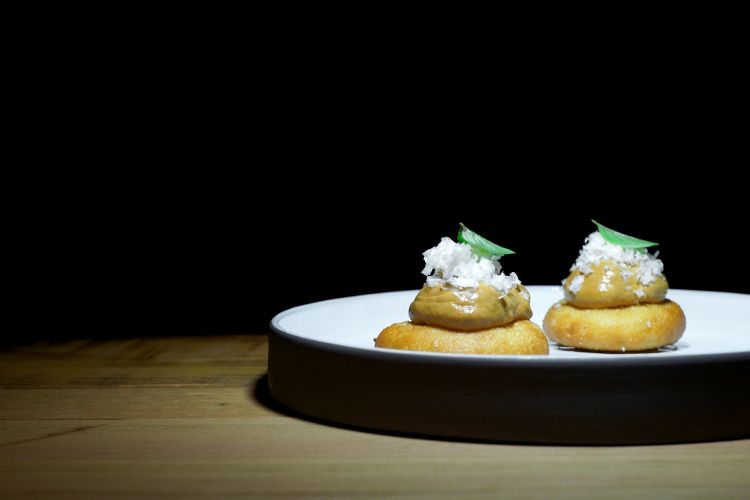 Montanarina con mousse di parmigiana di melanzane e Parmigiano Reggiano. L'impasto è prima cotto al vapore e poi fritto
