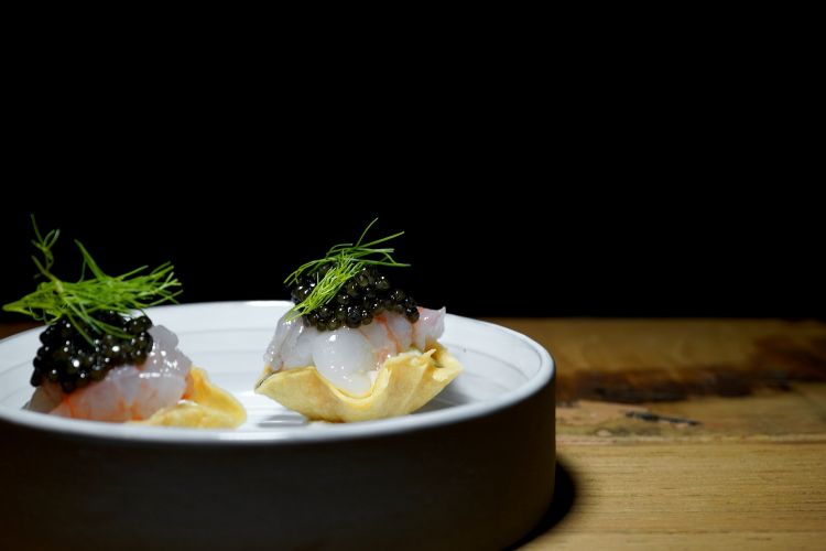 Tartelletta con burro di mandorla, gambero viola di Isola Capo Rizzuto e caviale
