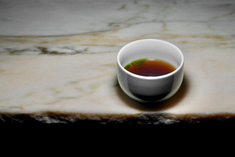 Consommé di trombetta nera e faraona dell'Azienda agricola Michele Littamé a Sant'Urbano (Padova), il pennuto è allevato a latte e miele. Lo chef aggiunge il suo tocco al piatto, una nuance asiatica: lemongrass e olio al coriandolo
