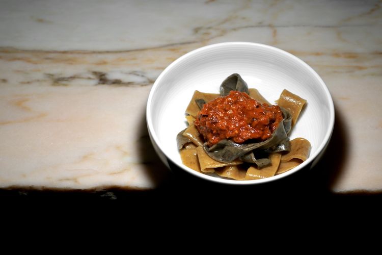 Pappardelle di porcini  e tagliatelle di trombette nere, ragù di finferli. Piatto pieno, goloso, godurioso. E ancora una pasta "strana": Bonora ricava una farina di funghi dagli scarti di lavorazione degli stessi, li impasta con la semola e un filo d'olio. A lato una fetta di (ottimo) pane alla brace, per far scarpetta
