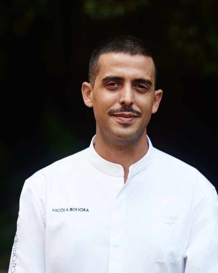 Nicola Bonora, classe 1990 di Oristano. Dopo le esperienze nel team di Enrico Bartolini, al Nicks&co e al Serica, dal maggio 2022 è lo chef del Motelombroso a Milano, il locale di Alessandra Straccamore e Matteo Mazza, compagni nella vita così come nella professione