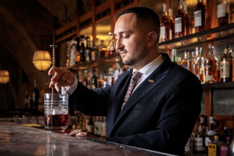 L'head of mixolgy Nicola Loiacono ha collaborato nella firma dell'attuale drinklist del Terrazza Bar di Villa Igiea.