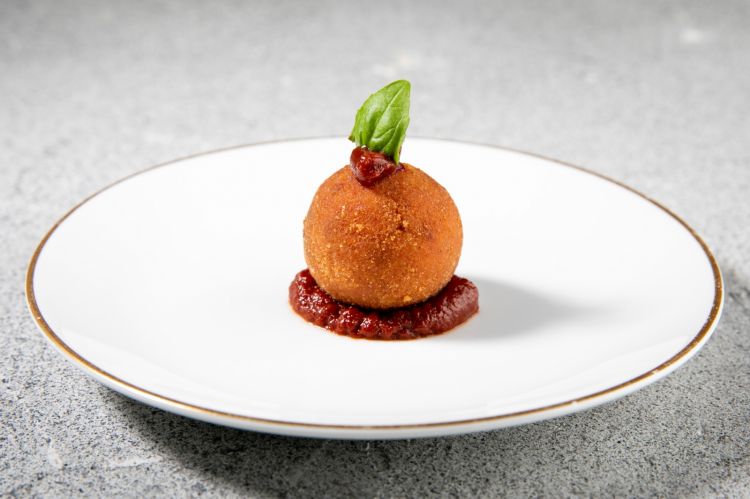 Arancino di riso e ventricina del Vastese
«Iniziamo la cena con un assaggio di uno dei sapori più tipici del mio territorio. La ventricina è una specialità molto amata dalle mie parti e ho voluta usarla in questa mia interpretazione dell'arancino di riso»