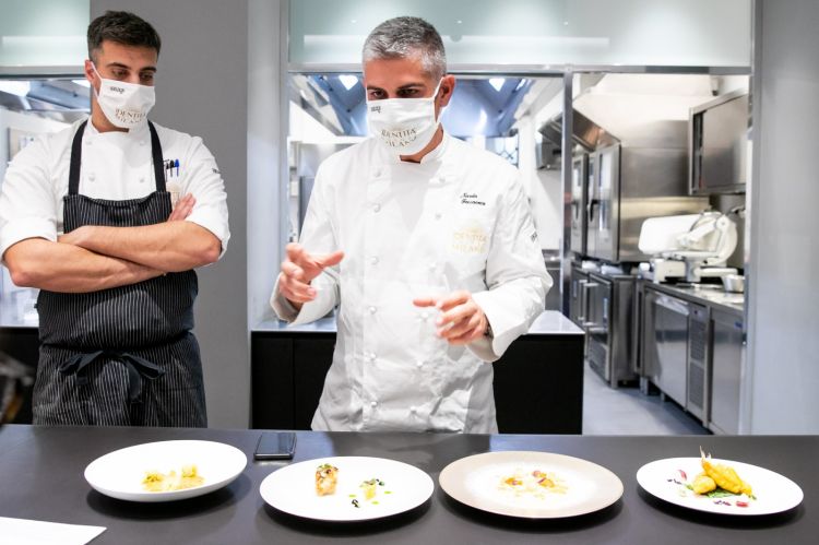 Nicola Fossaceca e al suo fianco il resident chef di Identità Golose Milano Simone Maurelli