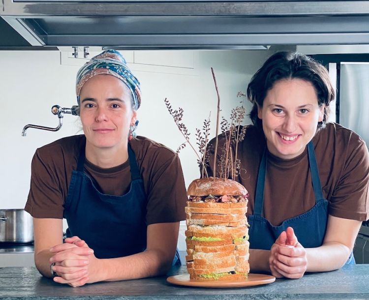Sara Nicolosi e Cinzia De Lauri davanti al loro panettone gastronomico vegetariano
