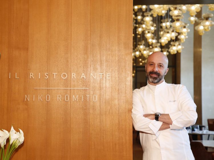 Niko Romito sulla soglia del ristorante del Bulgari Hotel Pechino
