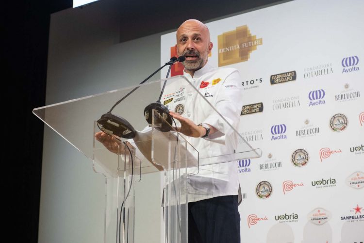 Niko Romito sul palco di Identità Milano 2026. Tu