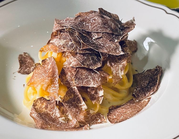 Tagliolini burro, uovo e tartufo bianco
