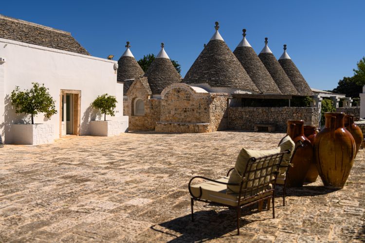 Un dettaglio degli spazi esterni del Nina Trulli Resort, a Monopoli, in uno scatto di Gaia Menchicchi