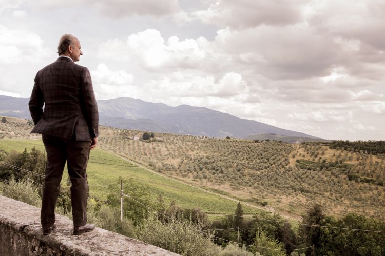 Lamberto Frescobaldi guarda i terreni della sua azienda: «Dobbiamo pensare a fare vino buono»
