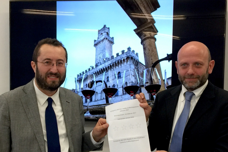 Il sindaco di Montepulciano Andrea Rossi e il presidente del Consorzio Andrea Natalini all'annuncio delle Quattro Stelle per l'annata 2016

