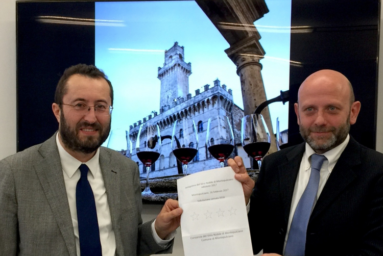 Il sindaco di Montepulciano Andrea Rossi e il presidente del Consorzio Andrea Natalini all'annuncio delle Quattro Stelle per l'annata 2016