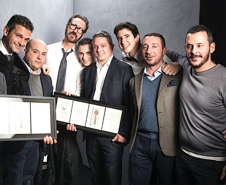 A souvenir photo of the managing council of Noi di Sala at Identità Golose 2015 in Milan, when they gave life to a fun and to-the-point show. In the middle, wearing shirt and tie, actor Marco Giallini. To his right, Marco Amato and Alessandro Pipero; to his left Matteo Zappile, president Marco Reitano, Davide Merlini, Luca Boccoli and Rudy Travagli. Photo Brambilla-Serrani

