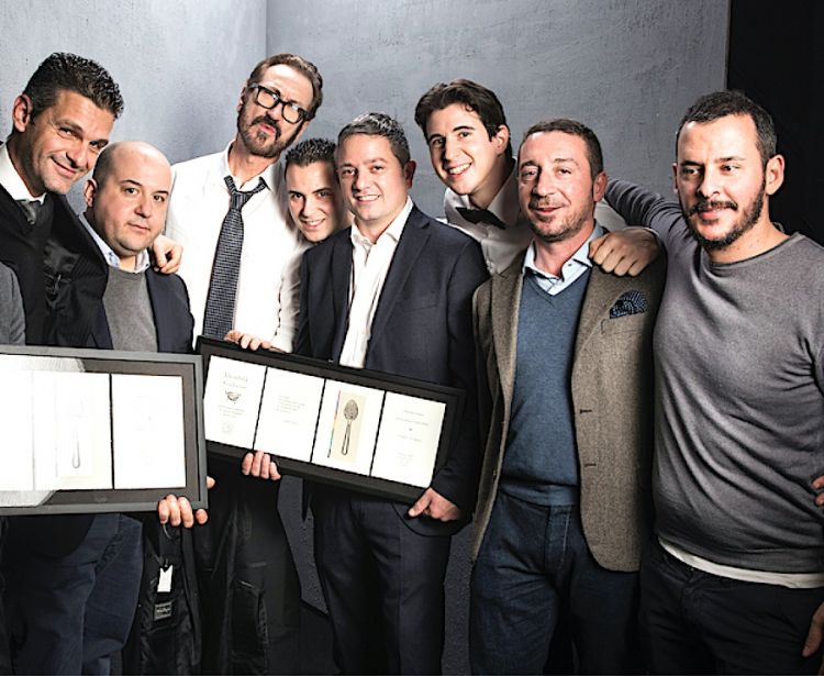 A souvenir photo of the managing council of Noi di Sala at Identità Golose 2015 in Milan, when they gave life to a fun and to-the-point show. In the middle, wearing shirt and tie, actor Marco Giallini. To his right, Marco Amato and Alessandro Pipero; to his left Matteo Zappile, president Marco Reitano, Davide Merlini, Luca Boccoli and Rudy Travagli. Photo Brambilla-Serrani
