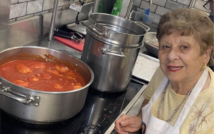 Nonna Maria, originaria di Avellino, nella cucina dell’Enoteca Maria - © nonnasoftheworld/Instagram