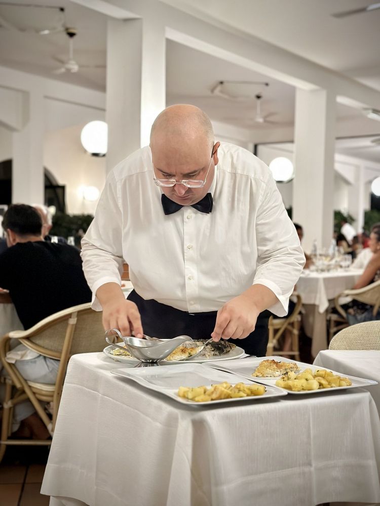 Luigi Mastrocinque, concentratissimo, mentre sfrutta la sua esperienza pluri trentennale in sala per sfilettare pesci con una maestria rara