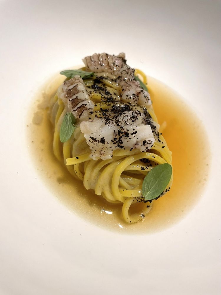 Noodles, vongole, cicale di mare e limone nero
