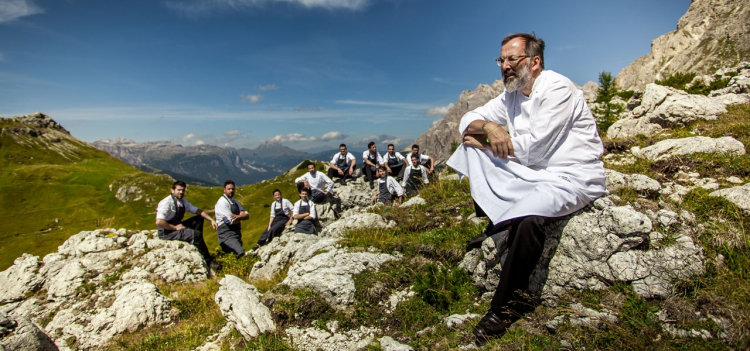 Norbert Niederkofler col suo staff tra i monti. Lo