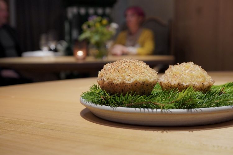 Tartelletta di grano saraceno, cipolla brasata, sangue di maiale pastorizzato e Delizia di Monte (si tratta del formaggio vaccino BergGenuss, stagionato un anno affinato dal maestro casaro Hubert Stockner in una grotta naturale nonché vecchio bunker della Prima Guerra Mondiale a San Lorenzo di Sebato, Bolzano, diventato così deposito per la maturazione e lavorazione di squisiti caci a base di latte crudo, 99% di umidità, genussbunker.it)
