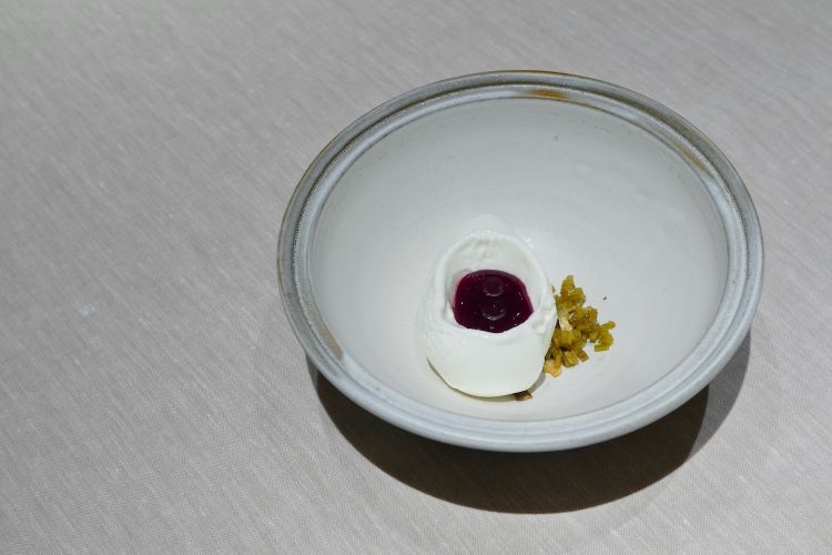 Gelato allo yogurt, acqua di ribes nero, olio di timo limone, fiori di acacia caramellati, gambi di buon enrico
